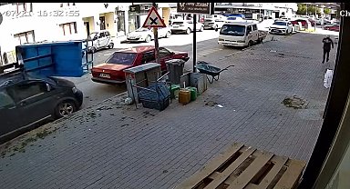 Eşya taşıma asansörünün minibüsün üzerine devrildiği anlar kamerada