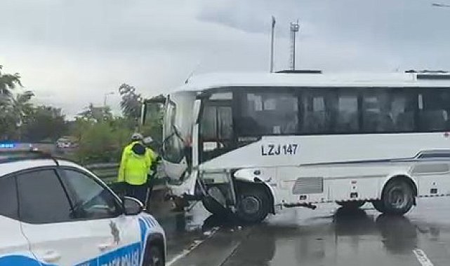 Eyüpsultan'da servis aracı bariyerlere çarptı: 3 yaralı