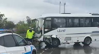 Eyüpsultan'da servis aracı bariyerlere çarptı: 3 yaralı