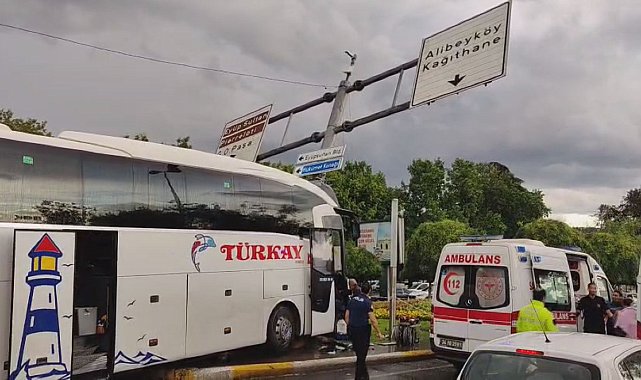 Eyüpsultan'da yolcu otobüsü otomobile çarptı; yaralılar var -1