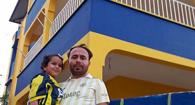 Fanatik Fenerbahçeli aile, yaşadıkları apartmanı sarı-laciverte boyadı