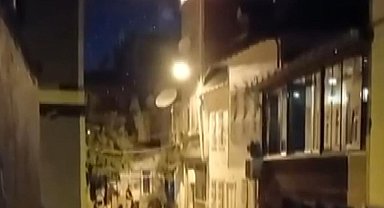 Fatih'te çatıda çıkan yangına müdahale eden itfaiye eri yaralandı