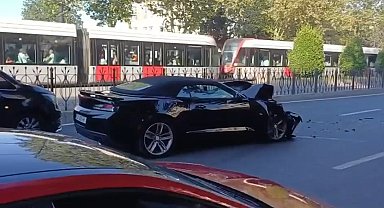 Fatih'te Gürcistan plakalı otomobil servis minibüsüne çarptı, sürücü kaçtı