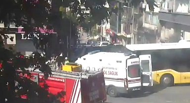 Fatih'te İETT otobüsü ambulansa çarptı -1
