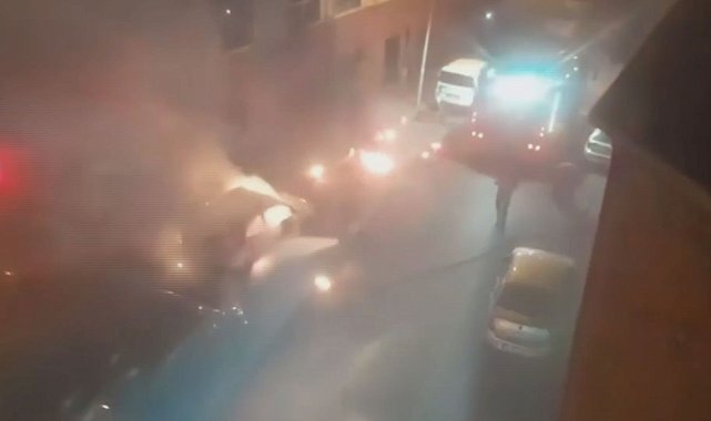 Fatih'te park halindeki otomobili tiner dökerek yaktı; 42 suç kaydı bulunan şüpheli yakalandı