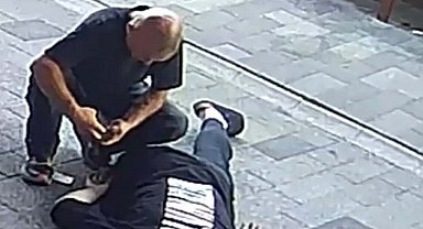 Fenalaşıp yere yığılan gencin cebindeki parayı çaldı; o anlar kamerada