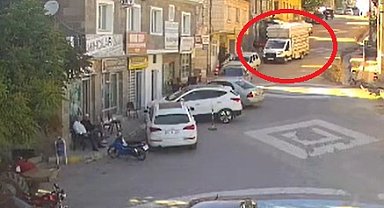 Freni boşalan kamyonetin park halindeki araçlara çarptığı kaza kamerada