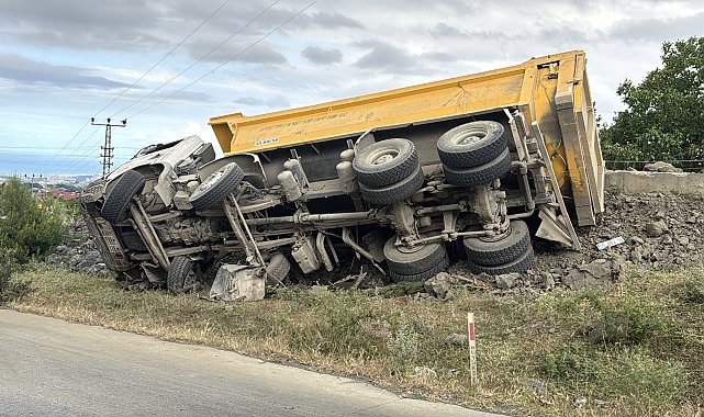 Freni boşalıp devrilen kamyonun şoförü öldü; yakınları feryat etti