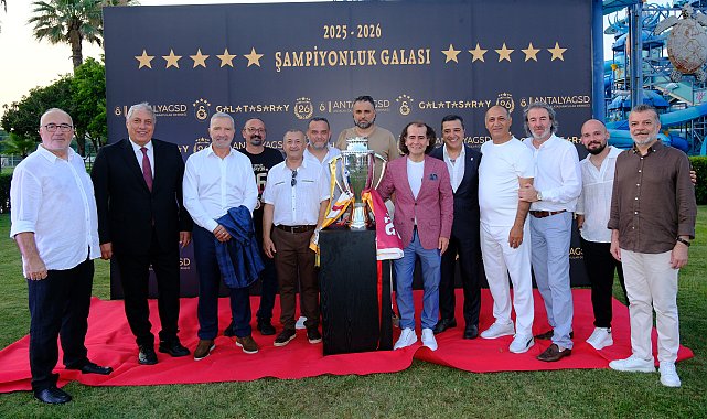 Galatasaray'ın 26'ncı şampiyonluğu Antalya'da kutlandı, Souness çimlere bayrak dikti