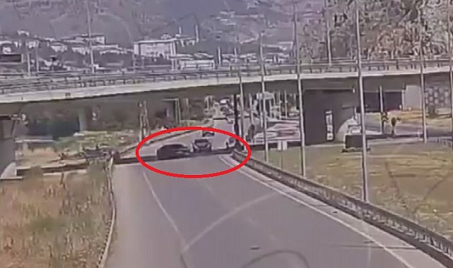 Geri manevra yapan otomobilin, başka bir araçla çarpıştığı kaza kamerada