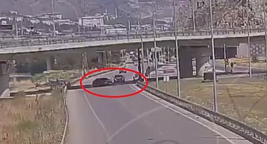 Geri manevra yapan otomobilin, başka bir araçla çarpıştığı kaza kamerada