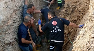 Göçük altında kalan işçiyi itfaiye ekipleri çıkardı