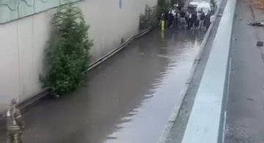 Güngören'de alt geçidi su bastı, araç kuyruğu oluştu