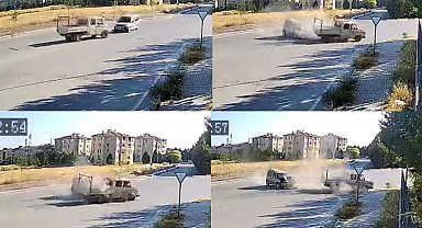 Hafif ticari araç ile kamyonetin çarpıştığı kaza kamerada; 3 yaralı
