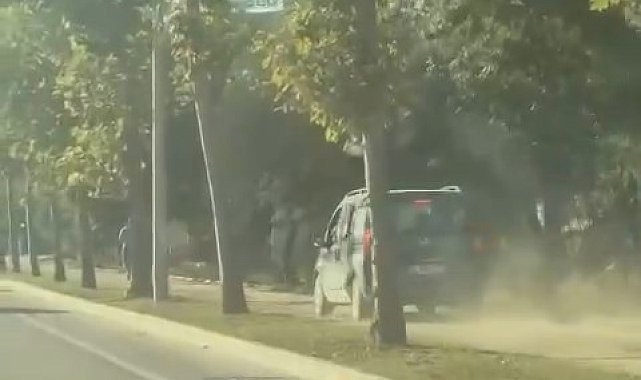 Hafif ticari aracıyla kaldırımda ilerleyip, yayalardan yol istedi