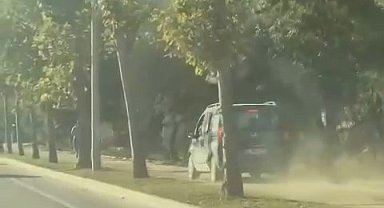 Hafif ticari aracıyla kaldırımda ilerleyip, yayalardan yol istedi