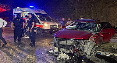 Hakkari'de otomobiller çarpıştı; 2'si ağır 7 yaralı