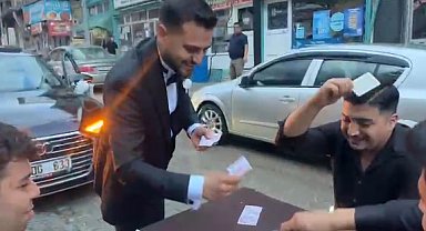 Harçlık için gelin arabasının önünü kesip, yolun ortasında iskambil oynadılar