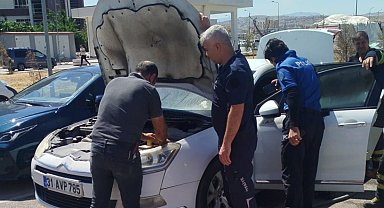 Hastane otoparkındaki otomobilde çıkan yangın söndürüldü