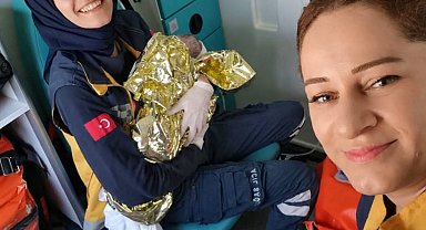 Hastaneye giderken ambulansta doğum yaptı