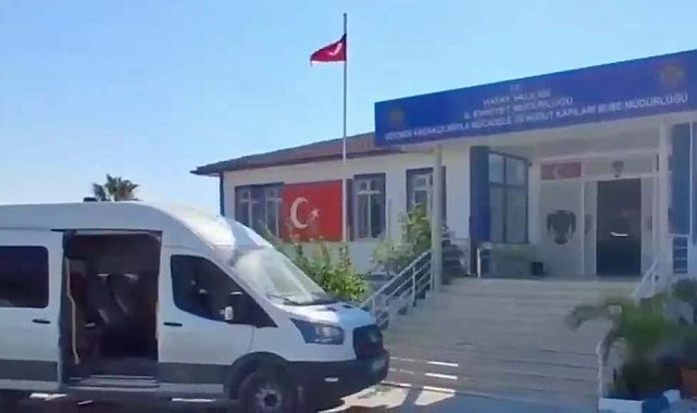 Hatay'da 4 araçta 15 göçmen yakalandı; 4 organizatör tutuklandı