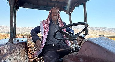 Hataylı çiftçi, 50 yıldır aynı traktörü kullanıyor