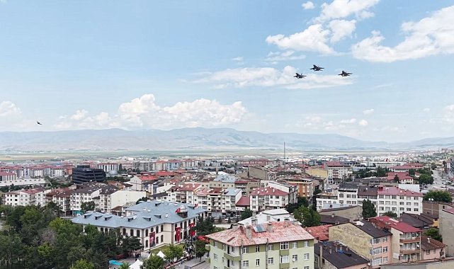 Hava Kuvvetlerinden Erzurum Kongresi'nin yıl dönümüne özel selamlama uçuşu