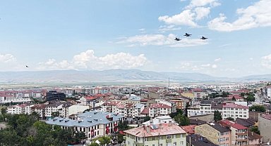 Hava Kuvvetlerinden Erzurum Kongresi'nin yıl dönümüne özel selamlama uçuşu
