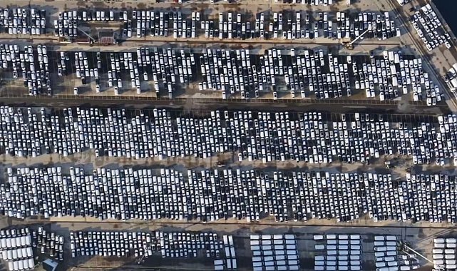 Haydarpaşa Limanı'nda bekleyen binlerce sıfır otomobil havadan görüntülendi
