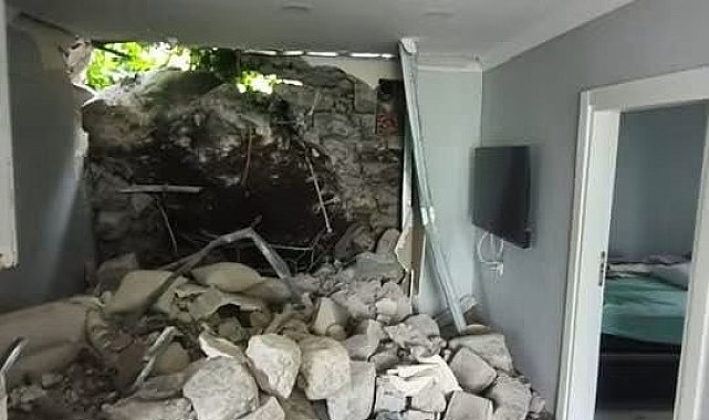 Heyelanda kaya parçası eve isabet etti