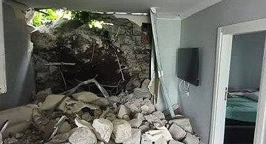 Heyelanda kaya parçası eve isabet etti