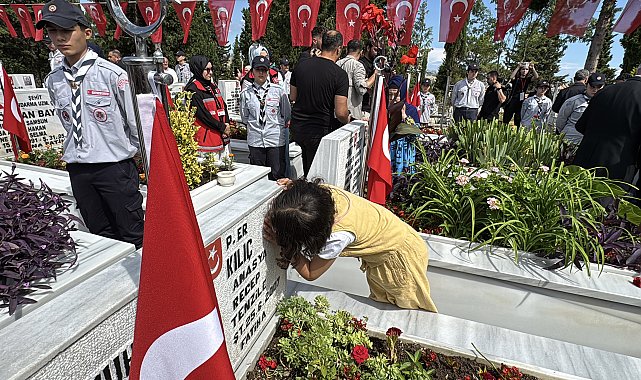 Hiç görmediği şehit dayısının mezar taşındaki fotoğrafını öptü