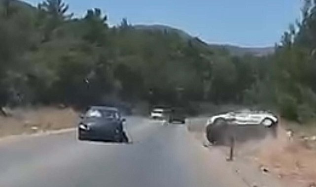 İki otomobilin çarpışması kamerada; 2 yaralı