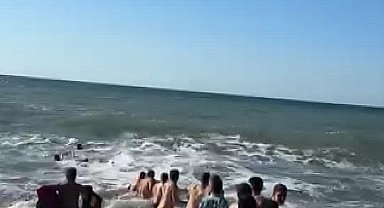 İnsan zinciri oluşturup, boğulma tehlikesi geçiren 2 kişiyi kurtardılar