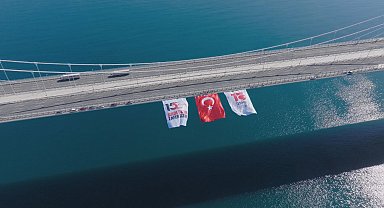 İstanbul Boğazı'ndaki köprülere Türk bayrağı asıldı Havadan görüntülerle