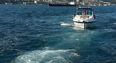 İstanbul'da Kız Kulesi önlerinde sürüklenen tekne kurtarıldı