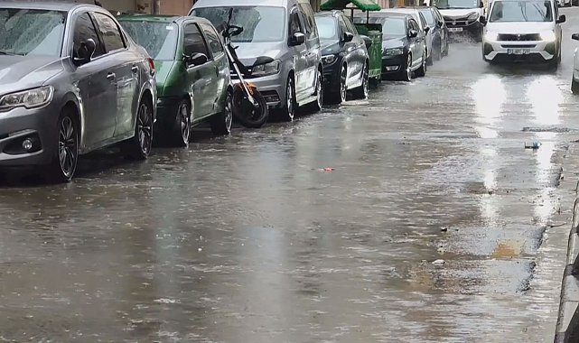 İstanbul'da sağanak etkili oluyor; yollar göle döndü Ek bilgi ve görüntü