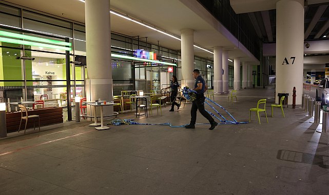 İzmir'de havalimanında polise bıçaklı saldırı; 4 yaralı