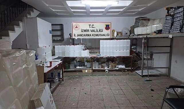 İzmir'de kaçak alkol ve tütün operasyonu