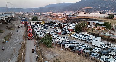 İzmir'de yediemin otoparkında yangın: 50 motosiklet ve 12 araç yandı