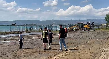 İznik Gölü'nde iskelenin karada kaldığı alan, çocuklara futbol sahası oldu