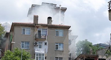 Kadıköy'de 4 katlı binanın apartman boşluğunda çıkan yangın söndürüldü