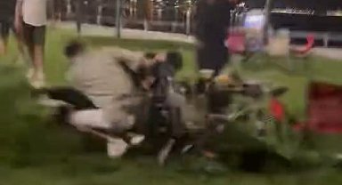 Kadıköy'de sopalı yumruklu kavga kamerada
