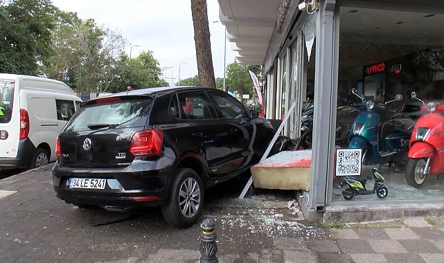 Kadıköy'de sürücüsünün direksiyon hakimiyetini kaybettiği otomobil dükkana girdi