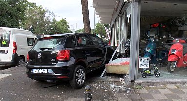 Kadıköy'de sürücüsünün direksiyon hakimiyetini kaybettiği otomobil dükkana girdi