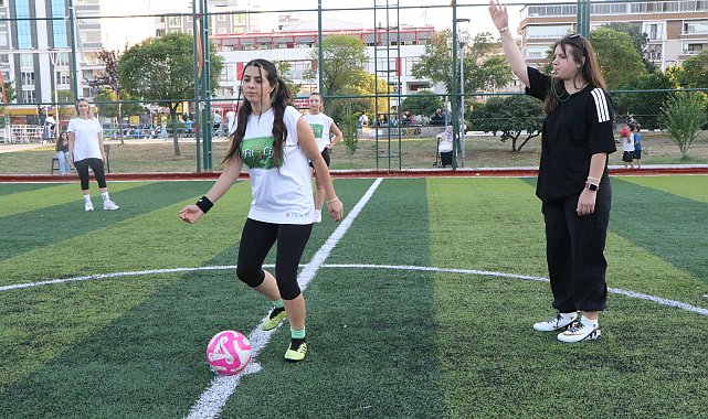 Kadınlar halı sahada, erkekler evde çocuklarla