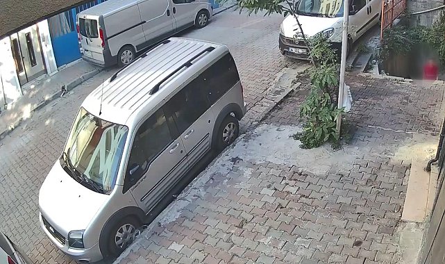 Kağıthane'de çocuklar lastik yaktı: Dumandan etkilenen KOAH hastası kadın hastaneye kaldırıldı