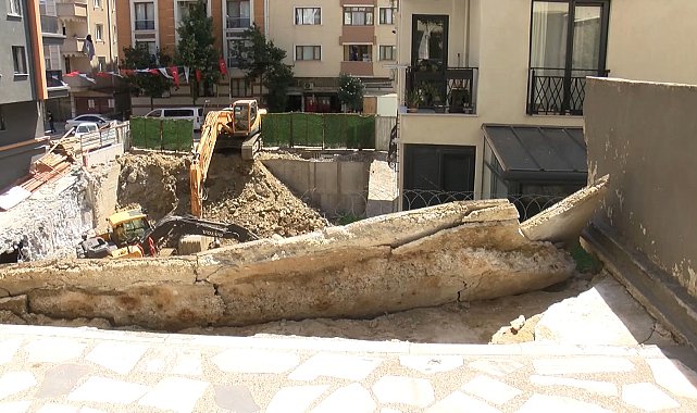 Kağıthane'de iş makinesi yan binanın balkonunu yıktı: Ev sahibi 'Deprem oluyor zannettik'