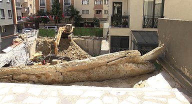 Kağıthane'de iş makinesi yan binanın balkonunu yıktı: Ev sahibi 'Deprem oluyor zannettik'