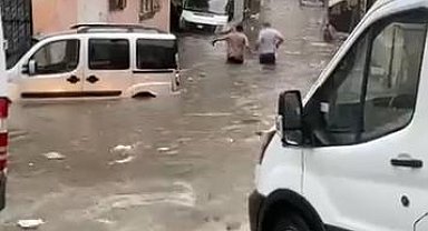 Kağıthane'de sağanak; ev ve iş yerlerini su bastı, araçlar sular altında kaldı Yeni ek görüntüler